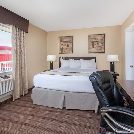 Econo Lodge Inn & Suites Medicine Hat Extérieur photo