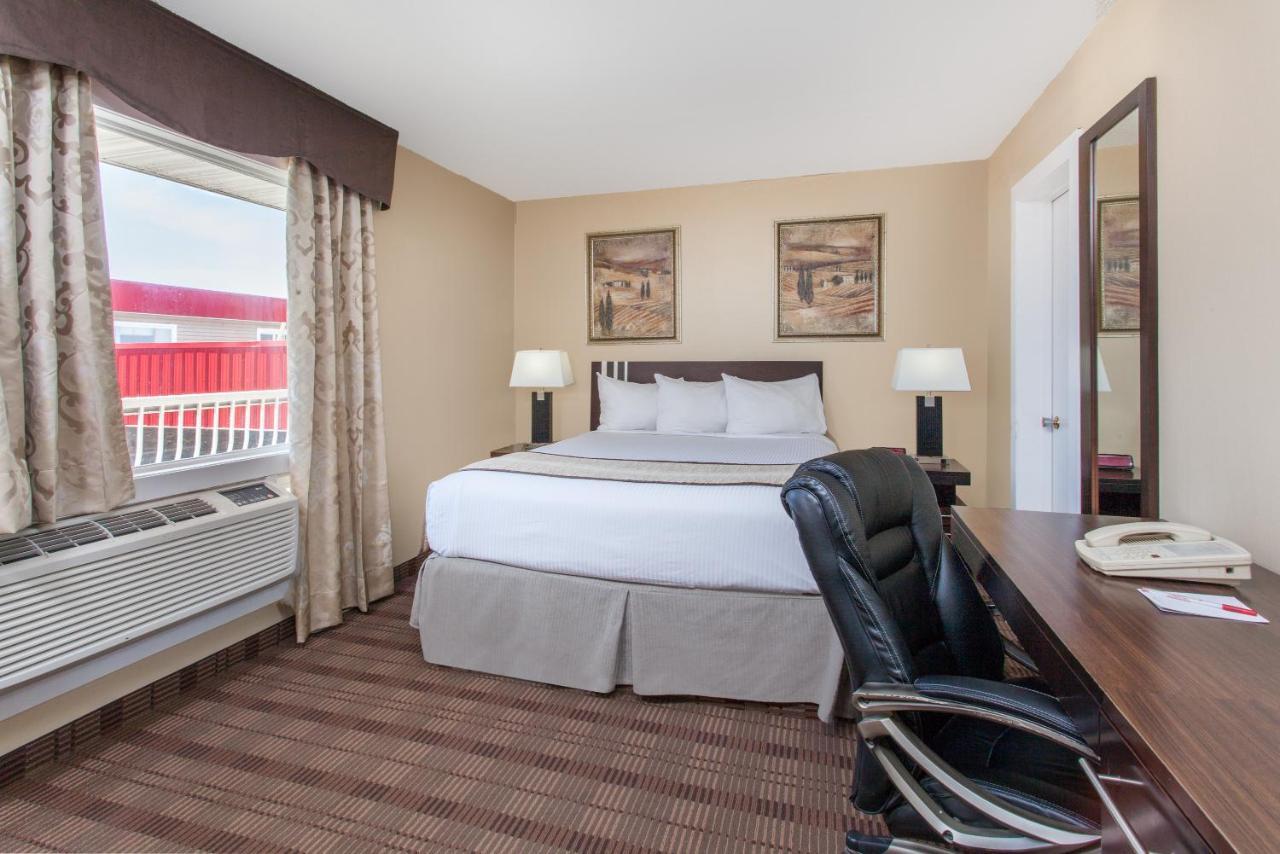 Econo Lodge Inn & Suites Medicine Hat Extérieur photo