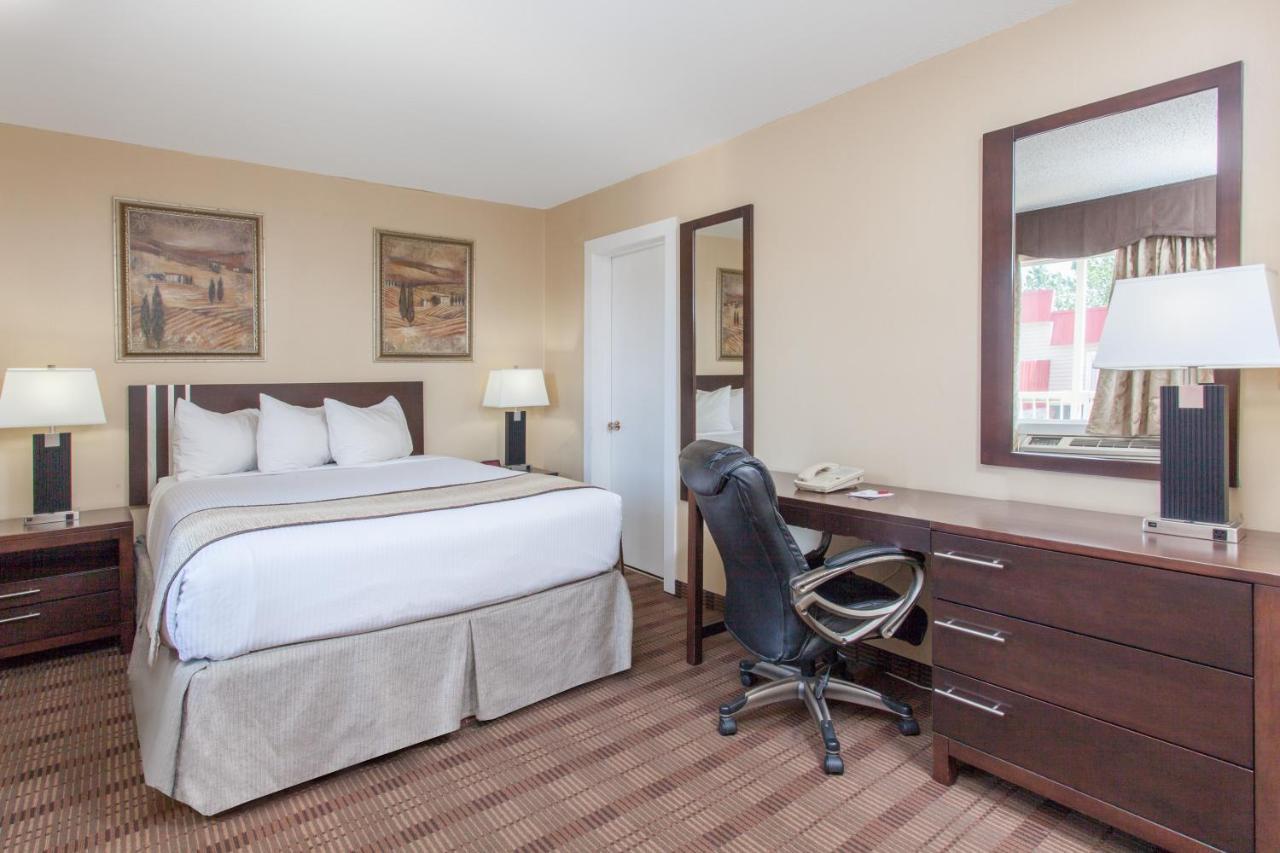 Econo Lodge Inn & Suites Medicine Hat Extérieur photo